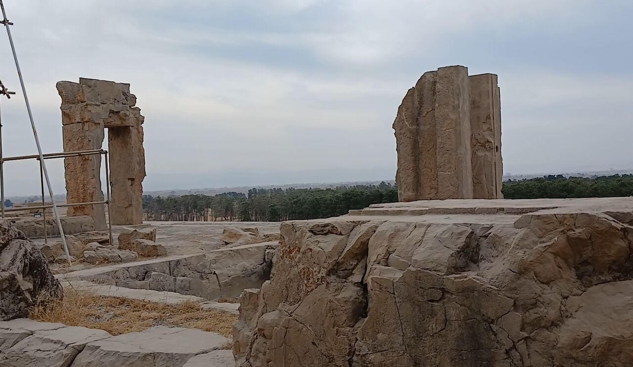 پیگیری قانونی برای حک یادگاری بر دیواره‌های تخت جمشید